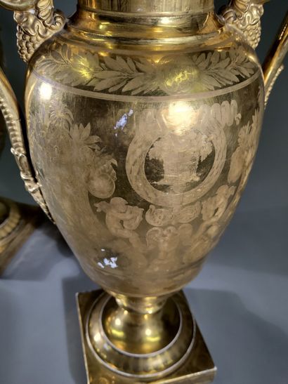 PARIS
Paire de vases étrusque carafe à décor...