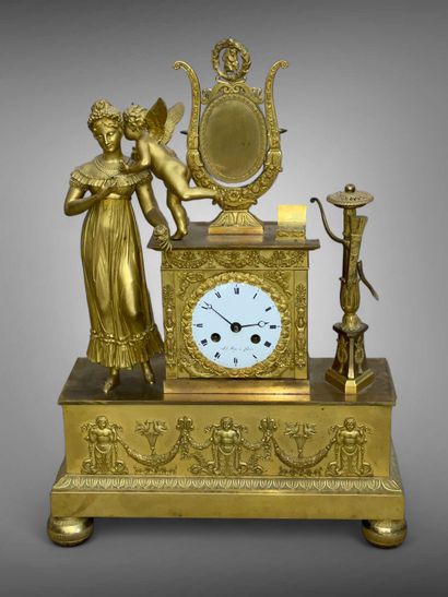 Pendule en bronze doré ornée d'un Amour murmurant...