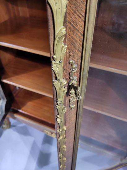 Bibliothèque en bois de placage à décor en...