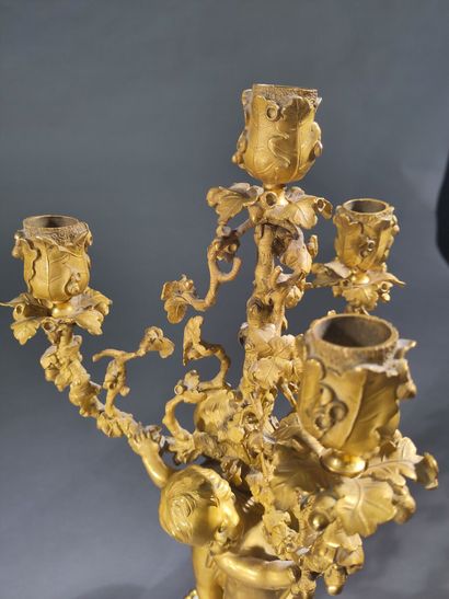 Paire de candélabres aux enfants en bronze...