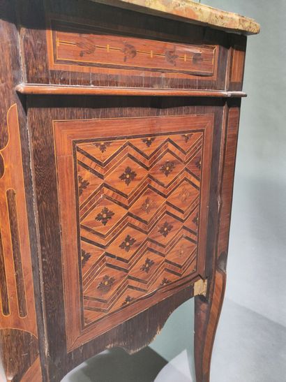 Chest of drawers in diamond and quartefoil...