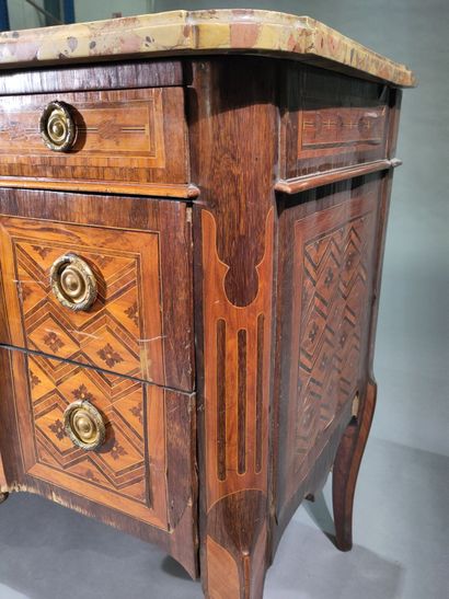 Chest of drawers in diamond and quartefoil...