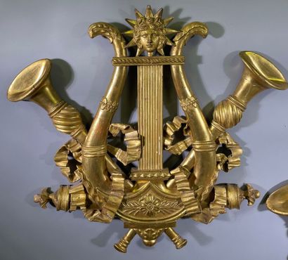 Paire d'éléments décoratifs en bois sculpté...