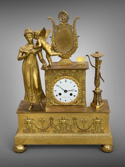 Pendule en bronze doré ornée d'un Amour murmurant...