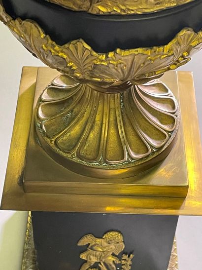 Suite de quatre vases Médicis en bronze doré...