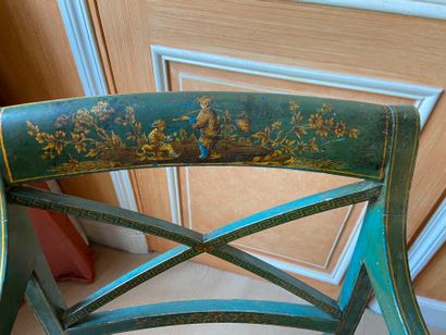 Suite de quatre fauteuils en vernis européen...