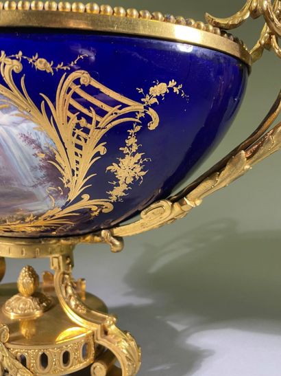 Dans le goût de Sèvres
Coupe en porcelaine...