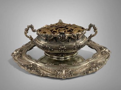 Covered oval jardinière in chased silver,...