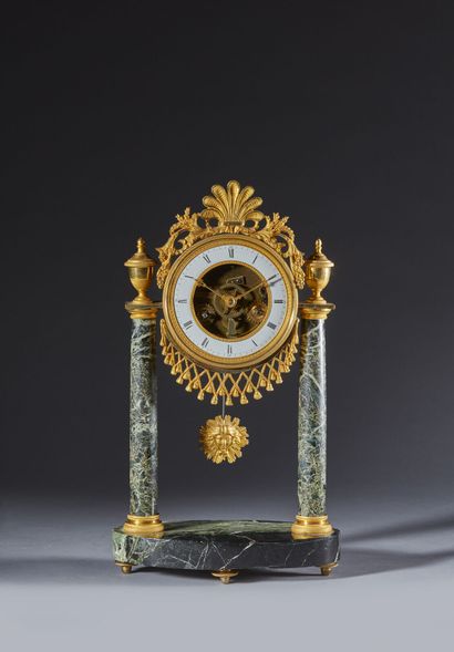 Pendule de forme portique en marbre vert...