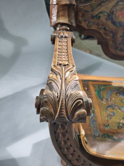 Paire d'importants fauteuils curule en bois...