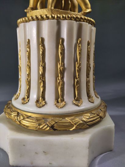 Paire de candélabres aux enfants en bronze...