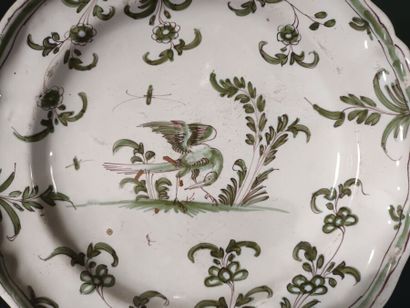 MOUSTIERS
Plate decorated with a bird in...