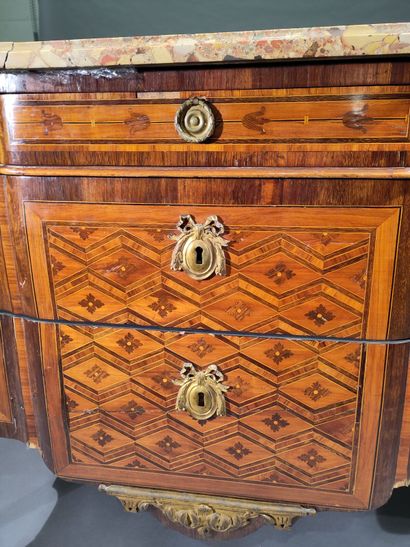 Chest of drawers in diamond and quartefoil...
