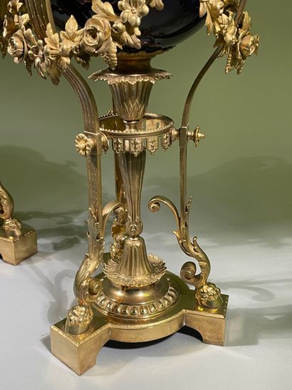 Paire de cassolettes couvertes en porcelaine...
