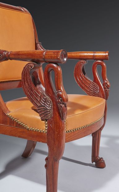 Quatre fauteuils en acajou, à dossier renversé,...