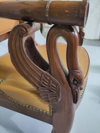 Quatre fauteuils en acajou, à dossier renversé,...