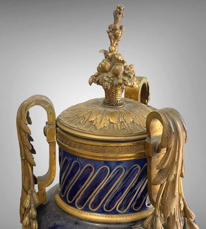 Paire de vases ornementaux en porcelaine...