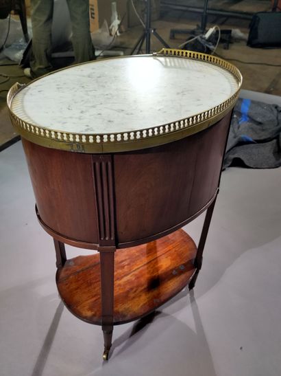 Oval molded mahogany table opening to three...