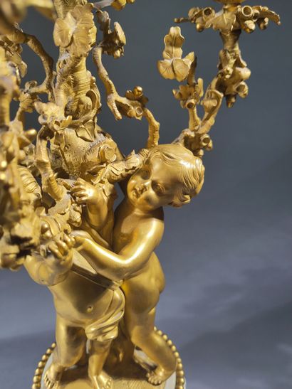Paire de candélabres aux enfants en bronze...