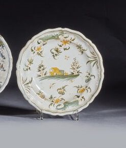 MOUSTIERS
Plate decorated with a bird in...