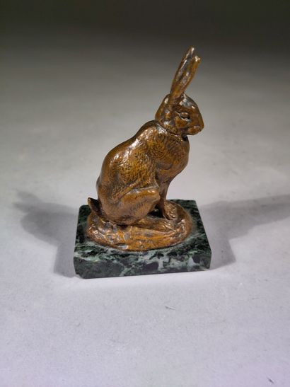 Antoine-Louis BARYE (1795-1875) 
Lièvre assis
Bronze...