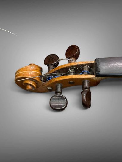 Violon français fait à la fin du XIXe siècle
Portant...