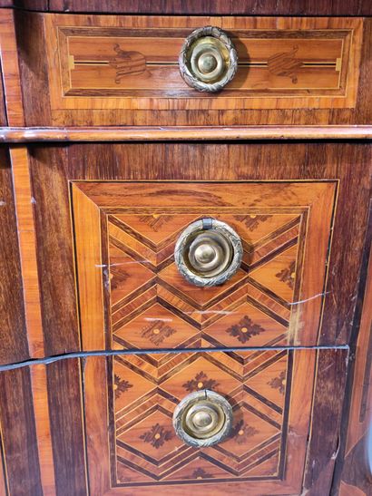 Chest of drawers in diamond and quartefoil...