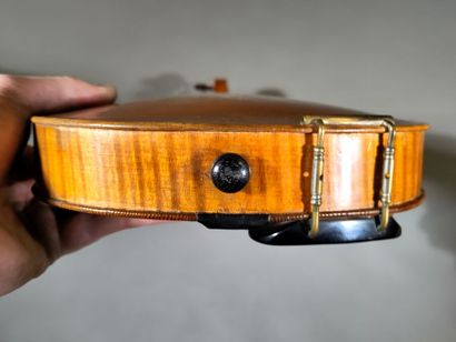 Violon français fait à la fin du XIXe siècle
Portant...