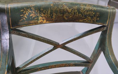 Suite de quatre fauteuils en vernis européen...