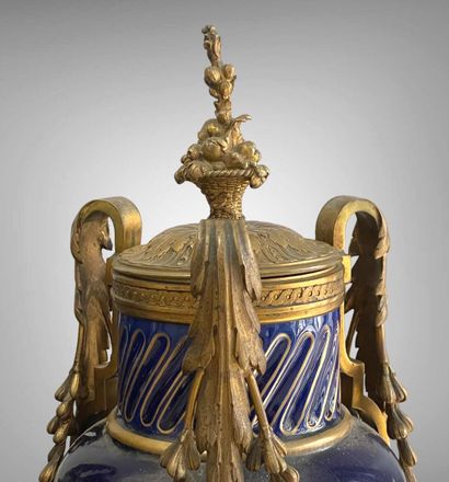 Paire de vases ornementaux en porcelaine...