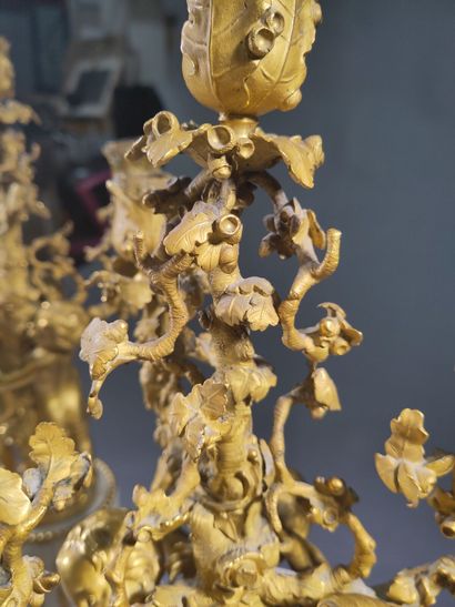 Paire de candélabres aux enfants en bronze...