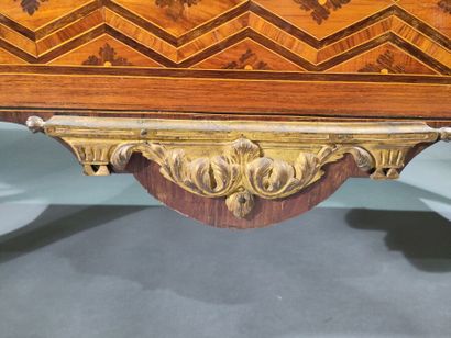 Chest of drawers in diamond and quartefoil...
