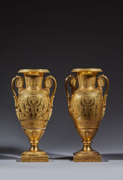 PARIS
Paire de vases étrusque carafe à décor...