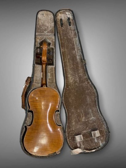 Violon français fait à la fin du XIXe siècle
Portant...