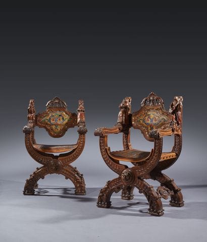 Paire d'importants fauteuils curule en bois...
