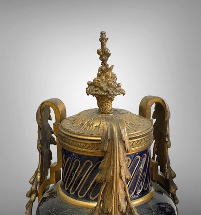 Paire de vases ornementaux en porcelaine...