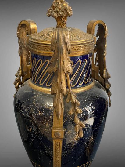 Paire de vases ornementaux en porcelaine...