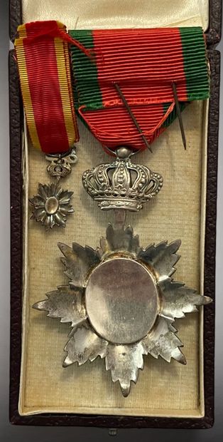 Quatre décorations :
- Légion d'honneur,...