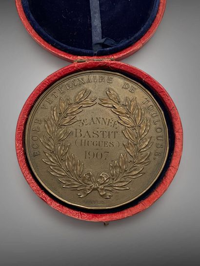 Quatre médailles : 
- Médaille de Bravoure,...
