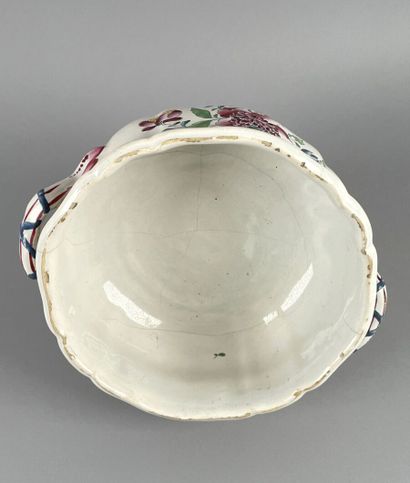 Soupière couverte en porcelaine reposant...