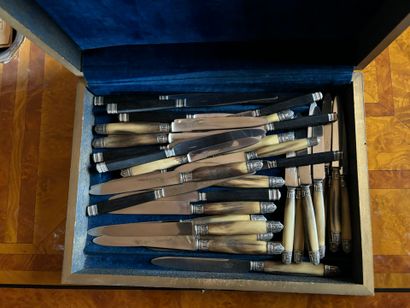 Coffret en bois peint renfermant un lot de...
