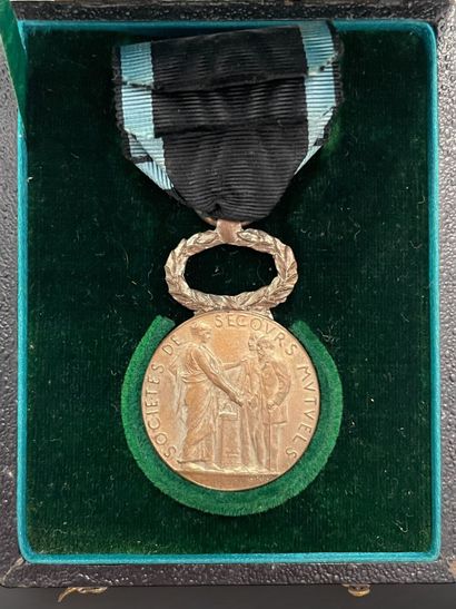 Quatre médailles : 
- Médaille de Bravoure,...