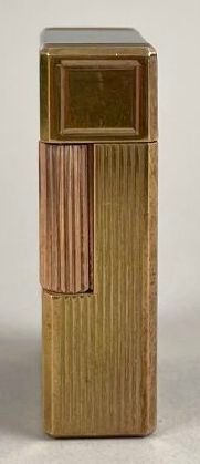 S.T DUPONT de Paris
Briquet en métal doré...