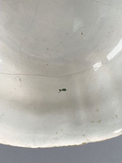 Soupière couverte en porcelaine reposant...