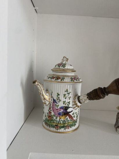 Verseuse en porcelaine à décor de volatiles,...