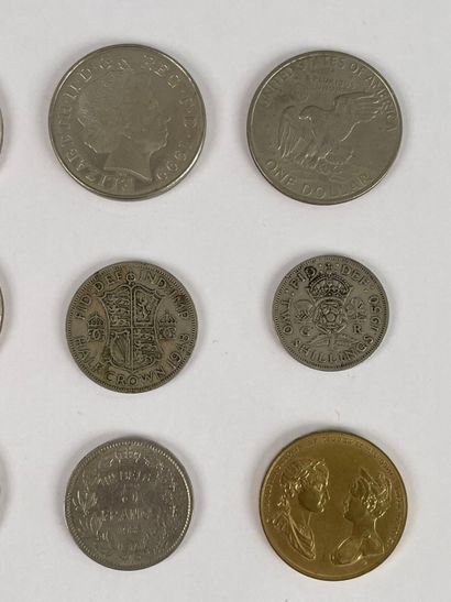 Lot de quatorze pièces, 50 F., 10 F., dirhams,...
