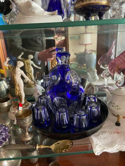 Partie de service de verres en cristal bleu...