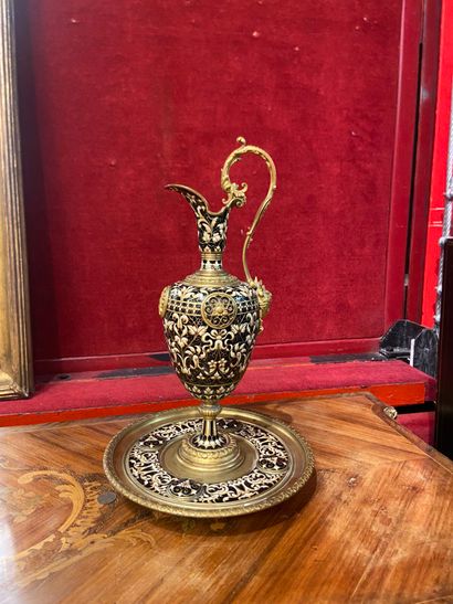 Attribuée à BARBEDIENNE
Aiguière en bronze...