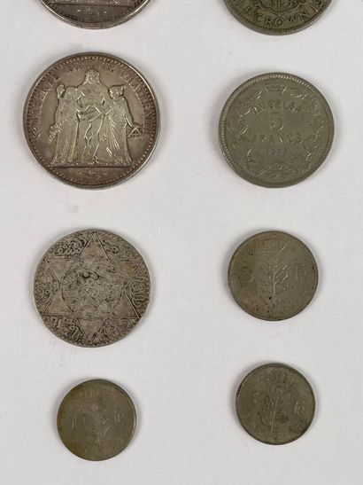 Lot de quatorze pièces, 50 F., 10 F., dirhams,...