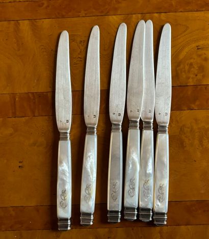 Six couteaux à fromage, lame en argent (poinçon...